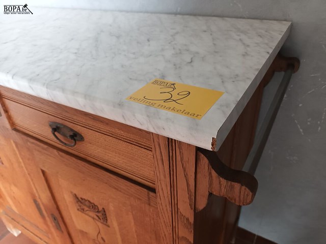 Lot 32 - antiek houten kastje - afbeelding 5 van  5