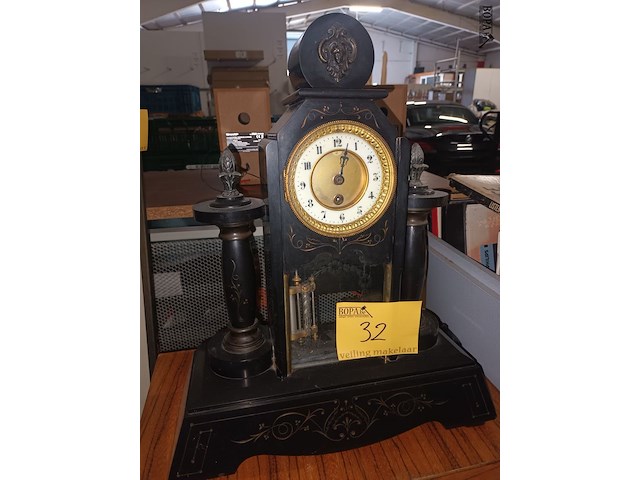 Lot 32 - antieke tafelklok - afbeelding 1 van  4