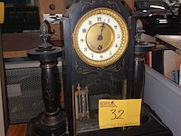 Lot 32 - antieke tafelklok - afbeelding 1 van  4