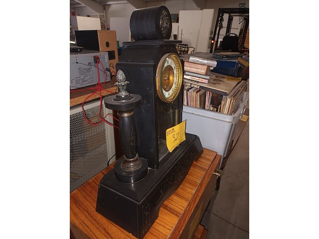 Lot 32 - antieke tafelklok - afbeelding 2 van  4