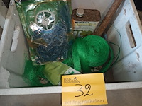 Lot 32 - bak met tuinmateriaal - afbeelding 1 van  5