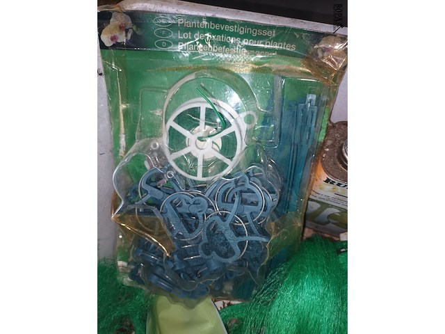 Lot 32 - bak met tuinmateriaal - afbeelding 2 van  5