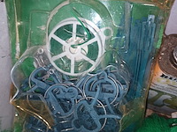 Lot 32 - bak met tuinmateriaal - afbeelding 2 van  5