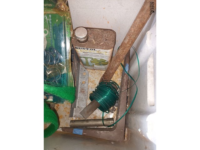 Lot 32 - bak met tuinmateriaal - afbeelding 3 van  5