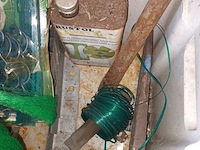 Lot 32 - bak met tuinmateriaal - afbeelding 3 van  5