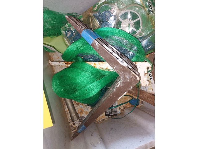 Lot 32 - bak met tuinmateriaal - afbeelding 4 van  5