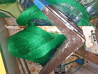 Lot 32 - bak met tuinmateriaal - afbeelding 4 van  5