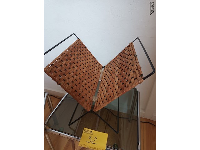 Lot 32 - bijzettafels en krantenrekje - afbeelding 3 van  3