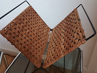 Lot 32 - bijzettafels en krantenrekje - afbeelding 3 van  3