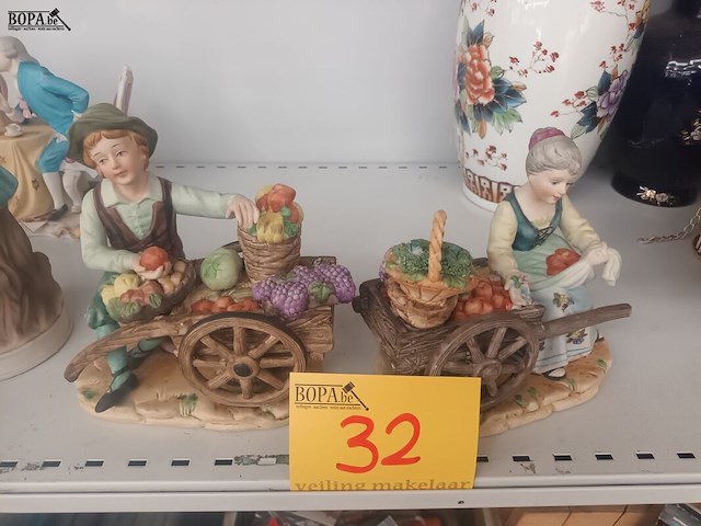 Lot 32 - biscuit beeldjes boerenmarkt. 2 stuks - afbeelding 1 van  4