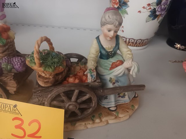 Lot 32 - biscuit beeldjes boerenmarkt. 2 stuks - afbeelding 2 van  4
