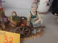 Lot 32 - biscuit beeldjes boerenmarkt. 2 stuks - afbeelding 2 van  4
