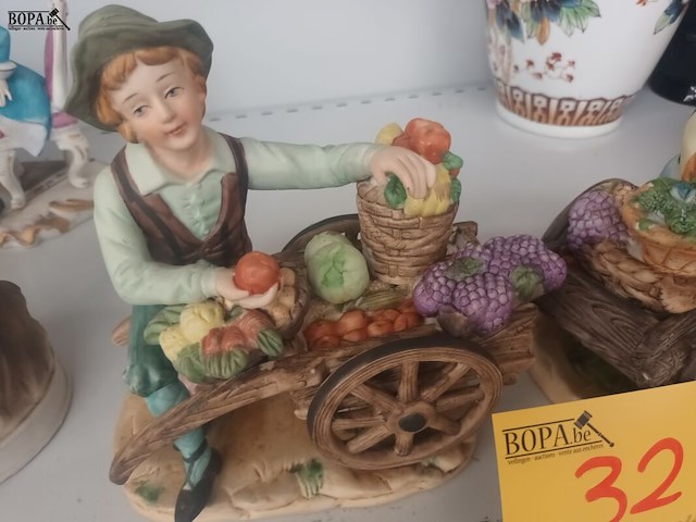 Lot 32 - biscuit beeldjes boerenmarkt. 2 stuks - afbeelding 3 van  4
