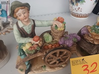 Lot 32 - biscuit beeldjes boerenmarkt. 2 stuks - afbeelding 3 van  4