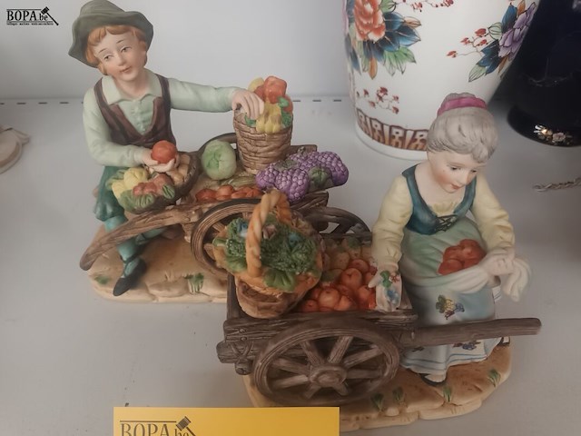 Lot 32 - biscuit beeldjes boerenmarkt. 2 stuks - afbeelding 4 van  4