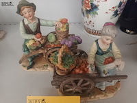 Lot 32 - biscuit beeldjes boerenmarkt. 2 stuks - afbeelding 4 van  4