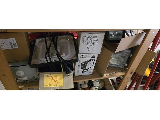 Lot 32 - buitenverlichting 7 stuks - afbeelding 1 van  5