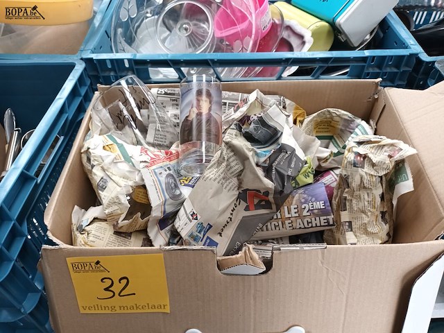 Lot 32 - decoratie en glazen - afbeelding 1 van  4