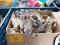 Lot 32 - decoratie en glazen - afbeelding 1 van  4