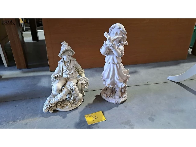 Lot 32 - decoratieve tuinbeelden - 2 stuks -jongen met hond, meisje m - afbeelding 1 van  3
