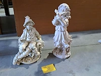 Lot 32 - decoratieve tuinbeelden - 2 stuks -jongen met hond, meisje m