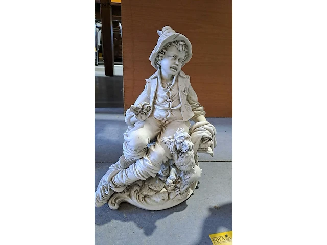 Lot 32 - decoratieve tuinbeelden - 2 stuks -jongen met hond, meisje m - afbeelding 3 van  3