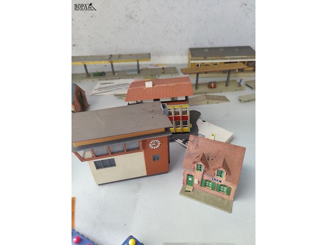 Lot 32 - faller modeltreingebouwen - 3 stuks - afbeelding 1 van  5