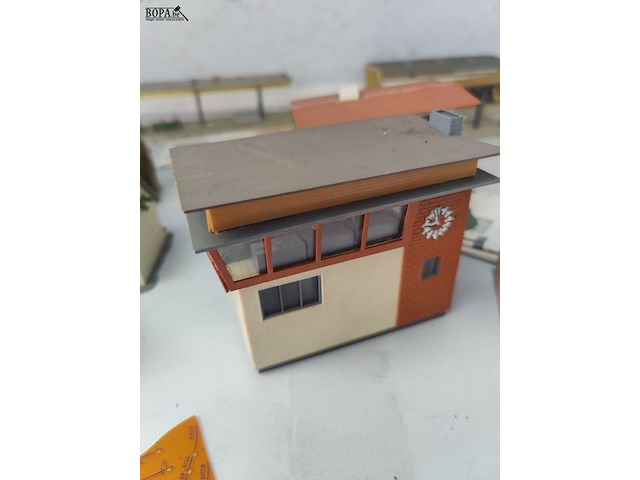 Lot 32 - faller modeltreingebouwen - 3 stuks - afbeelding 2 van  5