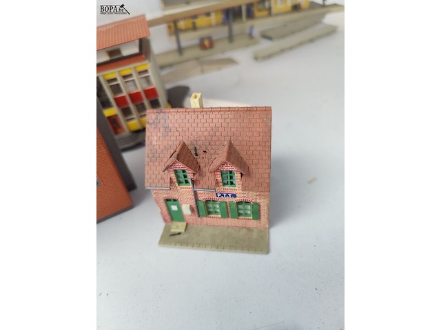 Lot 32 - faller modeltreingebouwen - 3 stuks - afbeelding 3 van  5