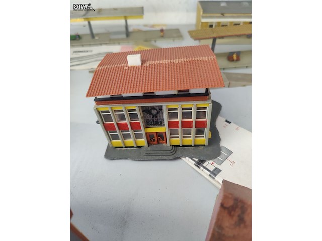 Lot 32 - faller modeltreingebouwen - 3 stuks - afbeelding 4 van  5