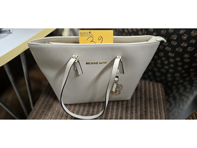 Lot 32 - grote handtas getekend michael kors - afbeelding 1 van  3