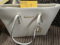 Lot 32 - grote handtas getekend michael kors - afbeelding 1 van  3