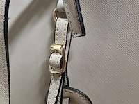 Lot 32 - grote handtas getekend michael kors - afbeelding 2 van  3