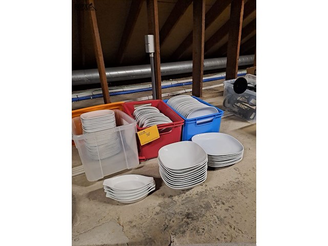 Lot 32 - hotelservies wit - afbeelding 1 van  2