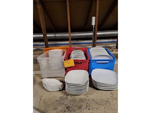 Lot 32 - hotelservies wit - afbeelding 2 van  2