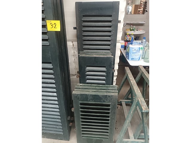 Lot 32 - houten luiken voor ramen - afbeelding 1 van  5