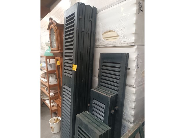 Lot 32 - houten luiken voor ramen - afbeelding 2 van  5