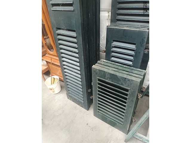 Lot 32 - houten luiken voor ramen - afbeelding 3 van  5