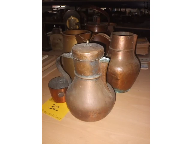Lot 32 - koperen kannen en potje. 4 stuks - afbeelding 1 van  4