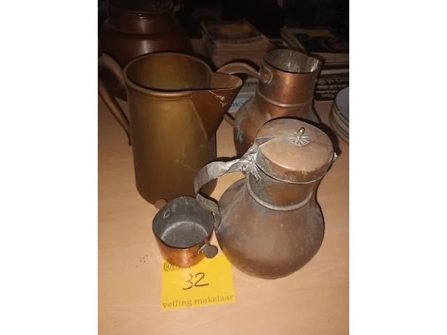 Lot 32 - koperen kannen en potje. 4 stuks - afbeelding 2 van  4