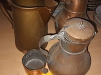 Lot 32 - koperen kannen en potje. 4 stuks - afbeelding 2 van  4