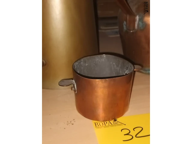Lot 32 - koperen kannen en potje. 4 stuks - afbeelding 4 van  4