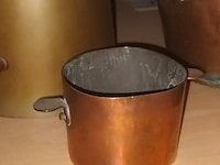Lot 32 - koperen kannen en potje. 4 stuks - afbeelding 4 van  4