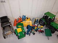 Lot 32 - landbouwvoertuigen en oldtimer. 12 stuks - afbeelding 1 van  7