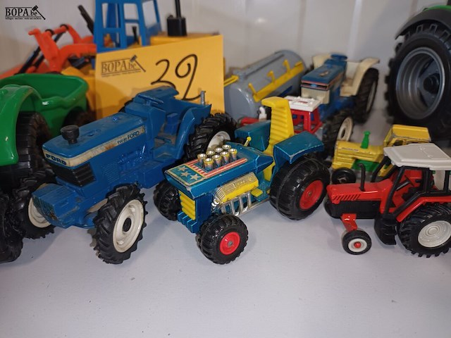 Lot 32 - landbouwvoertuigen en oldtimer. 12 stuks - afbeelding 4 van  7