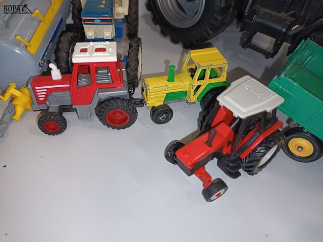 Lot 32 - landbouwvoertuigen en oldtimer. 12 stuks - afbeelding 6 van  7