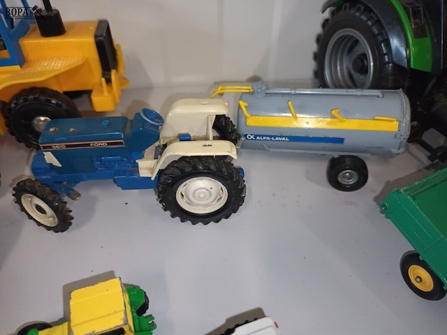 Lot 32 - landbouwvoertuigen en oldtimer. 12 stuks - afbeelding 7 van  7