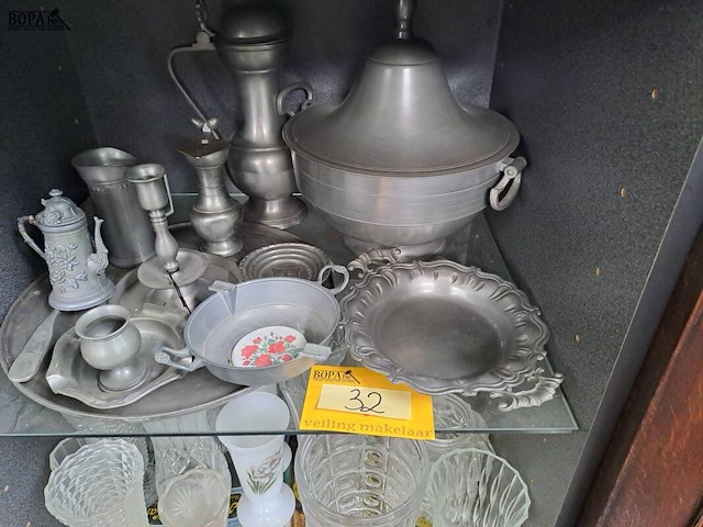 Lot 32 - lot verzameling tinnen voorwerpen: soepterrine, kannetjes, k - afbeelding 1 van  3