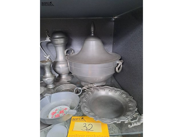 Lot 32 - lot verzameling tinnen voorwerpen: soepterrine, kannetjes, k - afbeelding 2 van  3