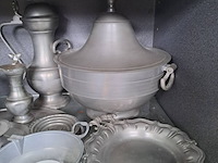Lot 32 - lot verzameling tinnen voorwerpen: soepterrine, kannetjes, k - afbeelding 2 van  3
